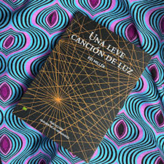 Una leve canción de luz | KEI MILLER